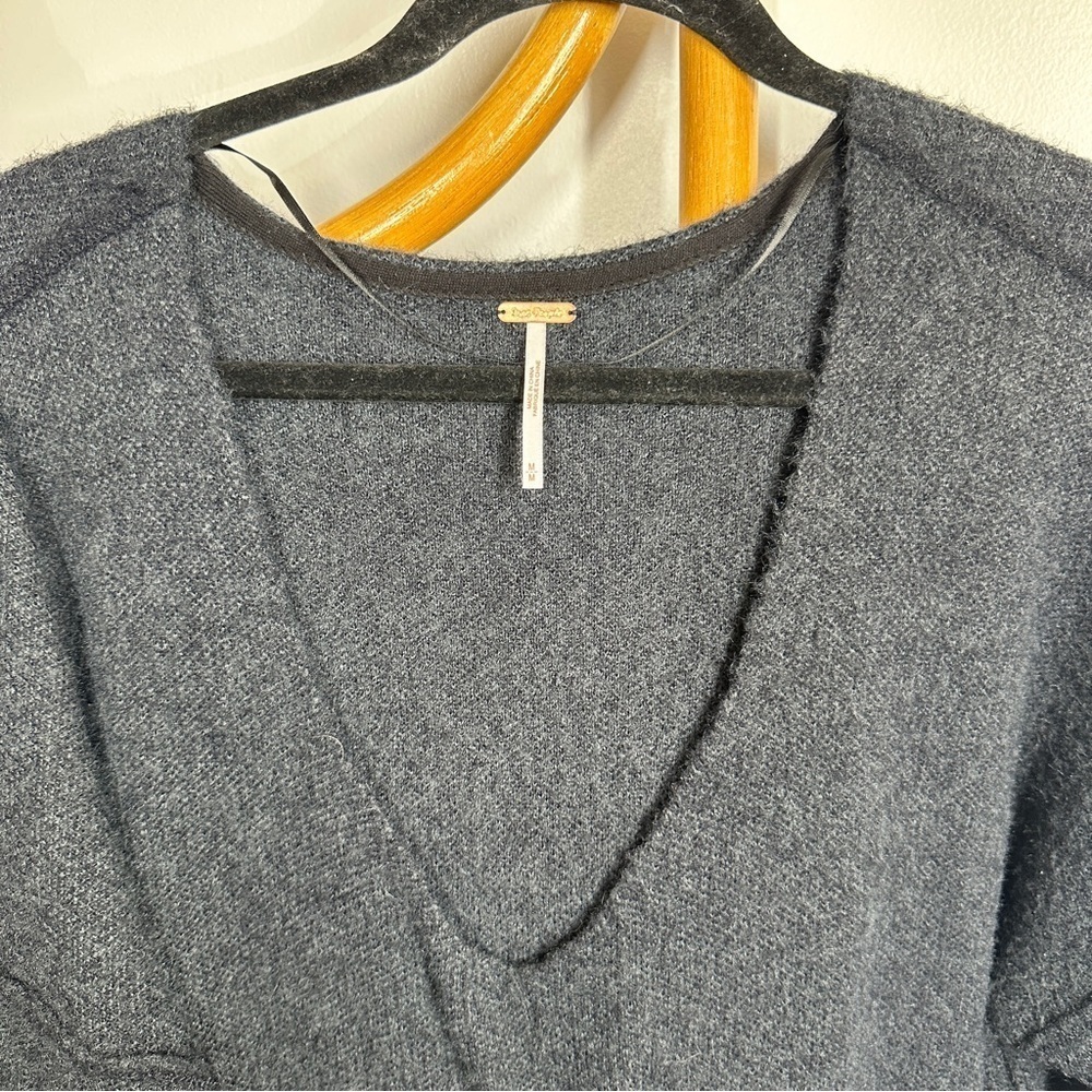 Free People Grey Slouchy V Neck Sweater sz M - Picture 6 of 10